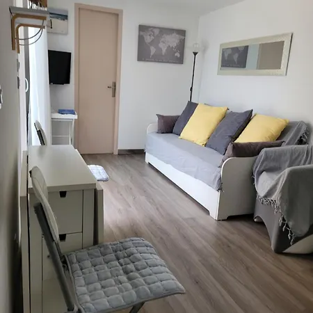 A 2 Pas De La * Fréjus