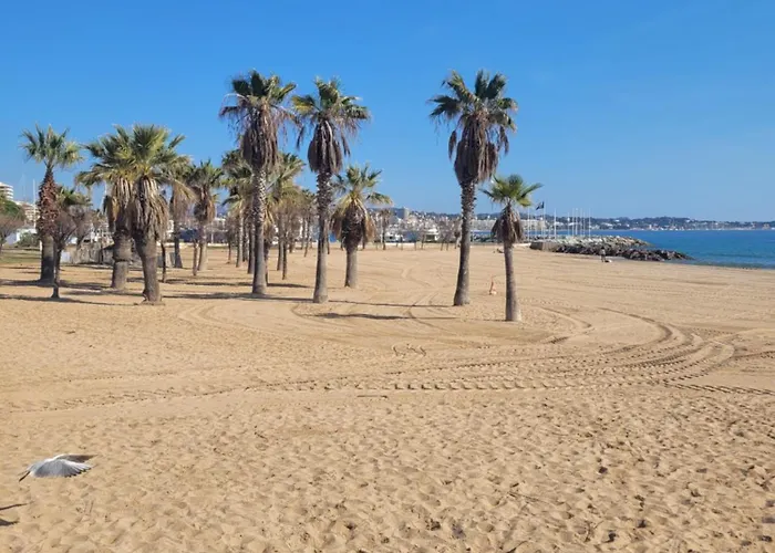 A 2 Pas De La * Fréjus